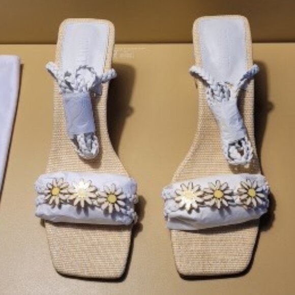 $89 NWT (8.5 & 9) SCHUTZ White Daisy Leather Sandal - Picture 1 of 11